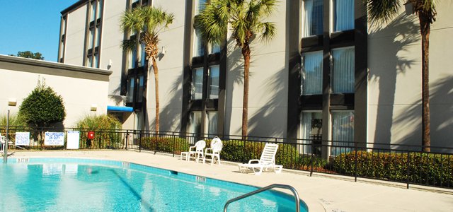 Hotel Review: the Holiday Inn Express Charleston-Summerville, South Carolina hero image